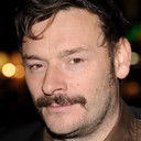 Julian Barratt als Maurice Flowers