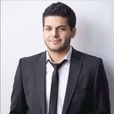 Ezra Sholeh als Apple Seller / Guard / Teen Boy 2 / Crowd Voices (voice)
