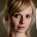 Anna Tenta als Jeanne Fourquet Maier