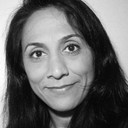 Siddiqua Akhtar als Maya