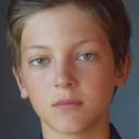 Auden Larratt als Young Timmy