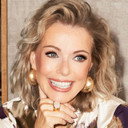 Karina Nippérus als Self - Real Estate agent The Agency