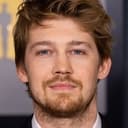 Joe Alwyn als Lawrence Stirling