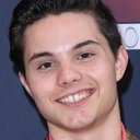 Zach Callison als Damian Wayne / Robin / Jimmy Olsen (voice)