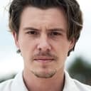 Xavier Samuel als Cass Chaplin