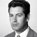 José Suárez als Major Charles Ballard