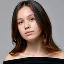 Sofia Stavrinou als Young Enola