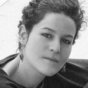 Clara Lama-Schmit als Emma