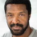 Roger Cross als Detective