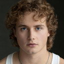 Charlie Larsen als Ashton