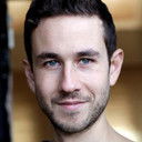 Silas Wyatt-Barke als Aaron