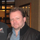 Jonathan Llyr als Larson