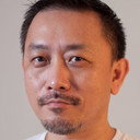 黄振富 als Laundry Shop Owner