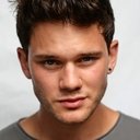 Jeremy Irvine als Simon