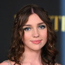 Alexa Swinton als Anya