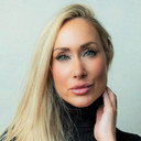 Linda Anborg als Yacht Passenger