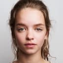 Olivia-Mai Barrett als Jules