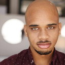 Jonathan P. Sims als Neil