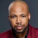 Xander Sherman als Dr Austin Grant