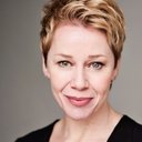 Linzi Hateley als Mrs. Cratchit