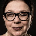 Virginia Mirea als Mrs. Dragnea