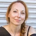 Madeleine Domries als Elegant Wife