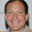 Steve Guttenberg als Newton Crosby