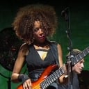 Oneida James-Rebeccu als Bass