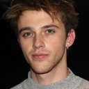 Benjamin Voisin als Simon