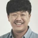 Kim Han-jong als Gas Corporation Staff