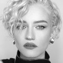 Julia Garner als Self