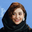 Mahtab Servati als Nana