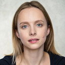 Alexandra Cook als Frieda