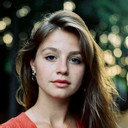 Flora Thiemann als Maxine