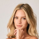 Julls Seabra als Young Woman