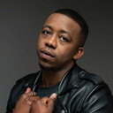 Mpho Sebeng als Simon Jakes