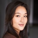Hajin Cho als Receptionist