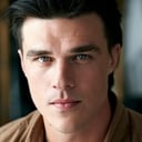 Finn Wittrock als Luke Harrison