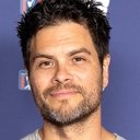 Erik Valdez als Carlos, Señor