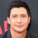 Ken Marino als Deaf Tattoo Artist