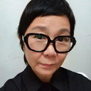 Jalyn Han als Ms. Wee