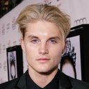 Toby Hemingway als Graves