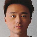 Chris Leung Yin Chung als Host