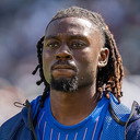 Manu Koné als Self