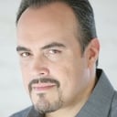 David Zayas als Detective Larry Mullane