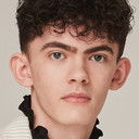 Joe Locke als Charlie Spring