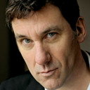 Dale Rapley als Dr. Simon Hennessey