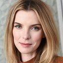 Betty Gilpin als Crystal