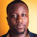 Babatunde Aléshé als Santa