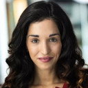 Kayleigh Thadani als 'The Cafe Five' Ensemble